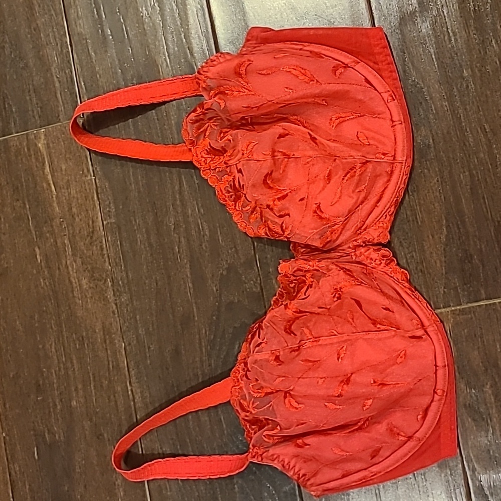 ❤️ Victoria's Secret red lace bra